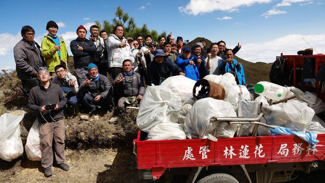 帳篷.瓦斯罐通通有 七彩湖清出500公斤廢棄物