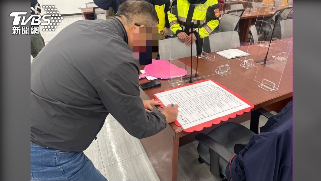 蘆洲分局廣邀各參與單位召開協調會,約定遶境公約六原則並填寫約制書。(圖/TVBS)