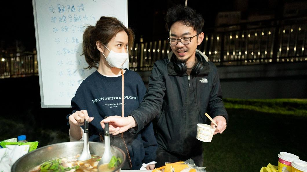 導演程偉豪(右)與監製女友金百倫。(圖/金盞花大影業提供)