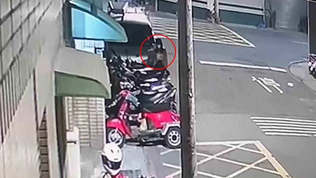 長腿妹隨手拿走機車上的安全帽。(圖/翻攝自「高雄五甲大小事」臉書)