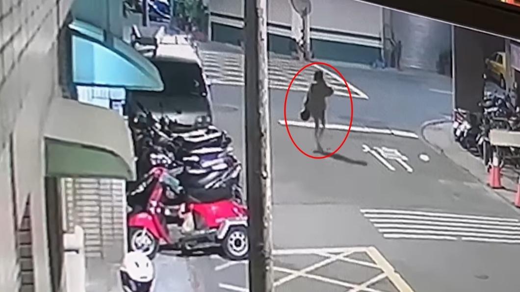 他安全帽遭長腿妹順走 畫面曝光網怒轟:人模人樣,心態不行