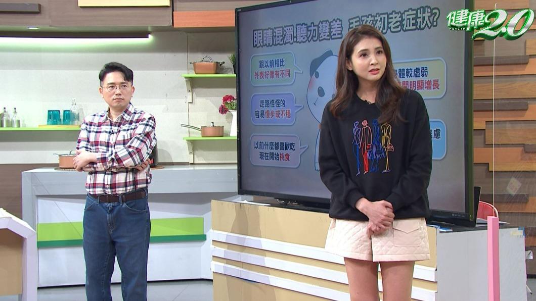 身為貓奴的韋汝（右）跟專家探討著毛小孩的照顧問題。（圖／TVBS）