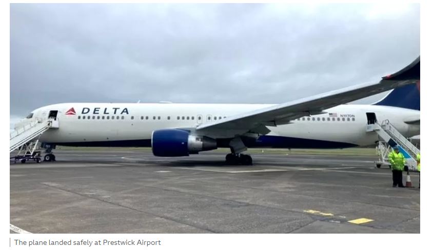 飛機才剛升空就因引擎故障,緊急迫降於蘇格蘭機場。(圖/翻攝自《BBC》)