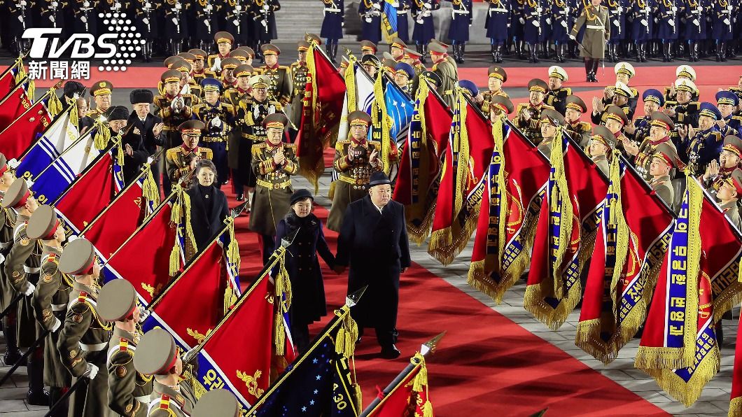 金正恩帶愛女出席建軍75週年閱兵式。（圖／達志影像美聯社）