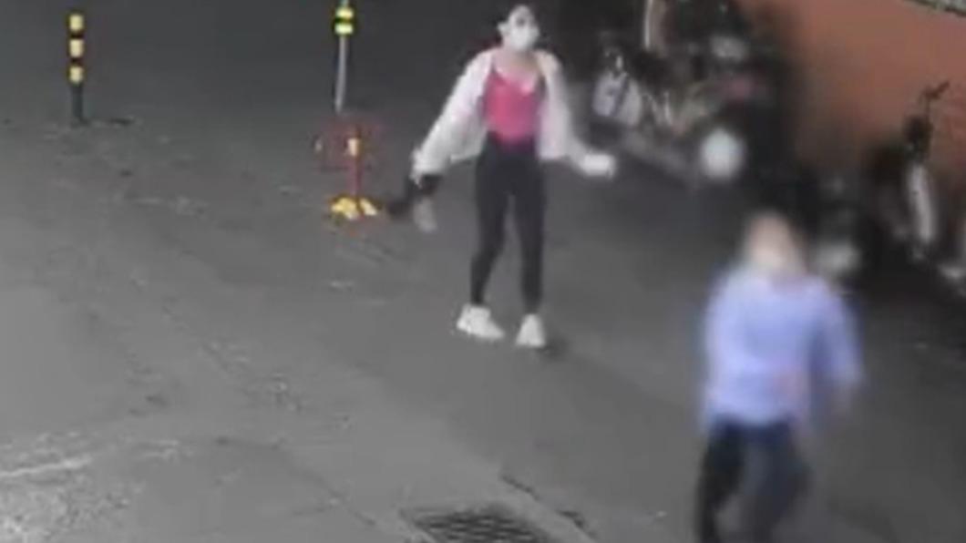 國小生犯案後轉身逃跑。(圖/翻攝自《時間視頻》微博)