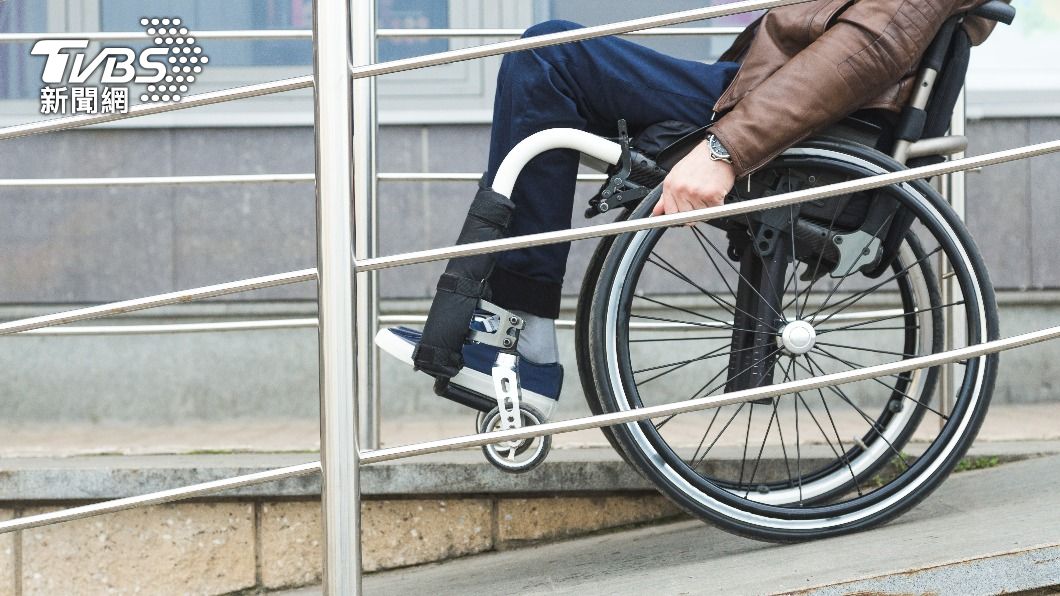 網友認為,該坡道只適合有安裝煞車的輪椅使用。(示意圖/shutterstock達志影像)
