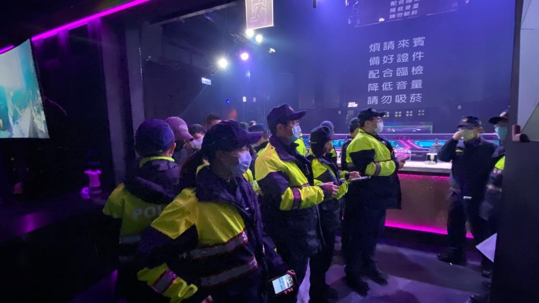 台中夜店狂歡酒醉拍下不雅照 當事人、散布者全送辦