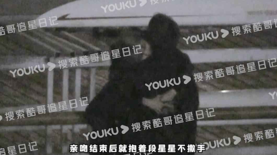 周揚青被拍到與段星星有許多親密互動。(圖/翻攝自@酷哥追星日记 微博)