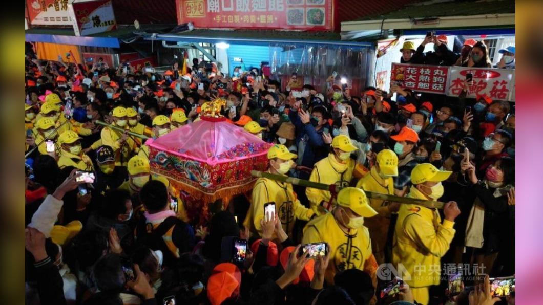 白沙屯媽祖起駕進香　萬眾簇擁「粉紅超跑」長征