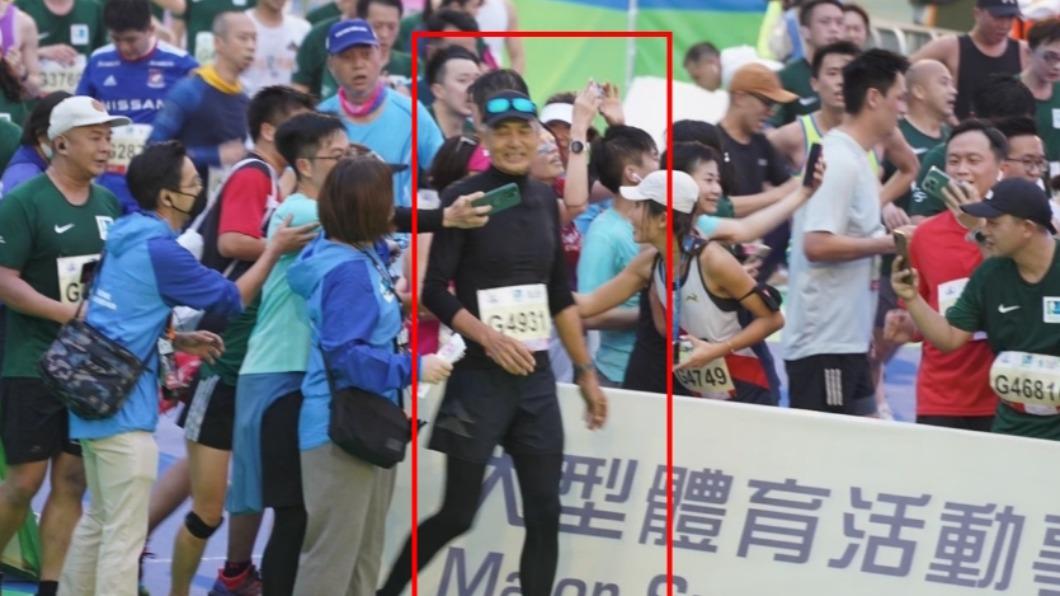 周潤發以1小時3分58秒完成賽事。(圖/翻攝自微博)