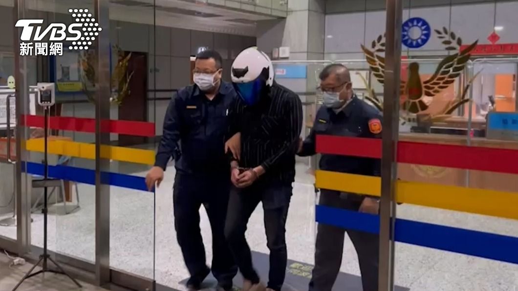 警方將韓籍男子送辦。(圖/TVBS)