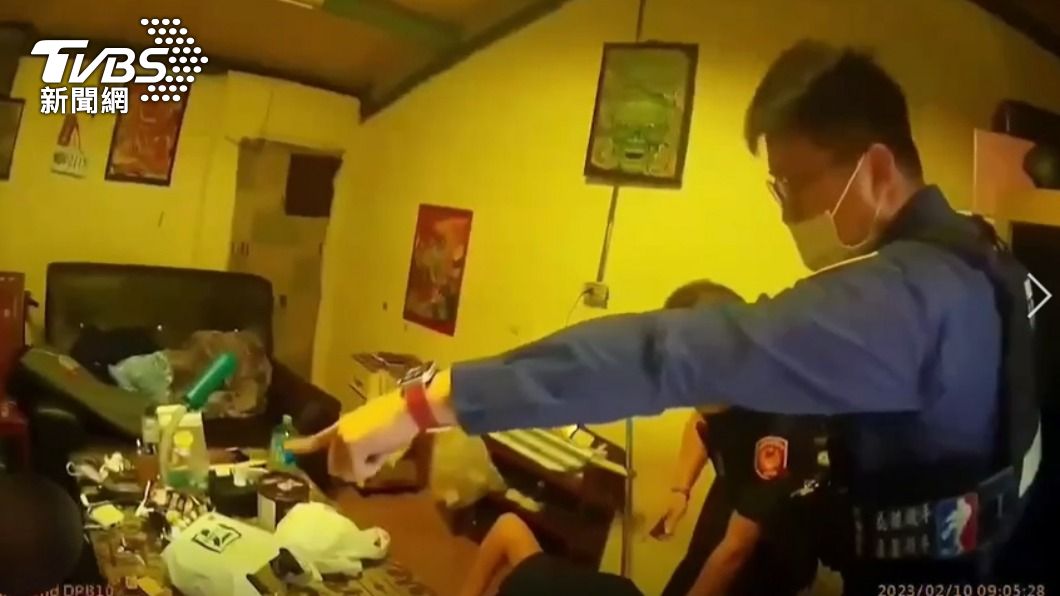 求職被詐團軟禁!他趁3嫌睡死大逃脫 急找路人借手機報案