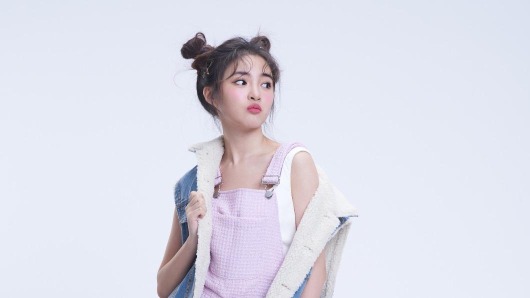 最美星二代是她 20歲長大出遊「大解放」美成這樣