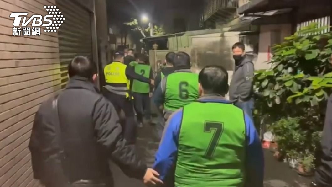 連同負責人和員工及賭客,共14人遭逮。(圖/TVBS)