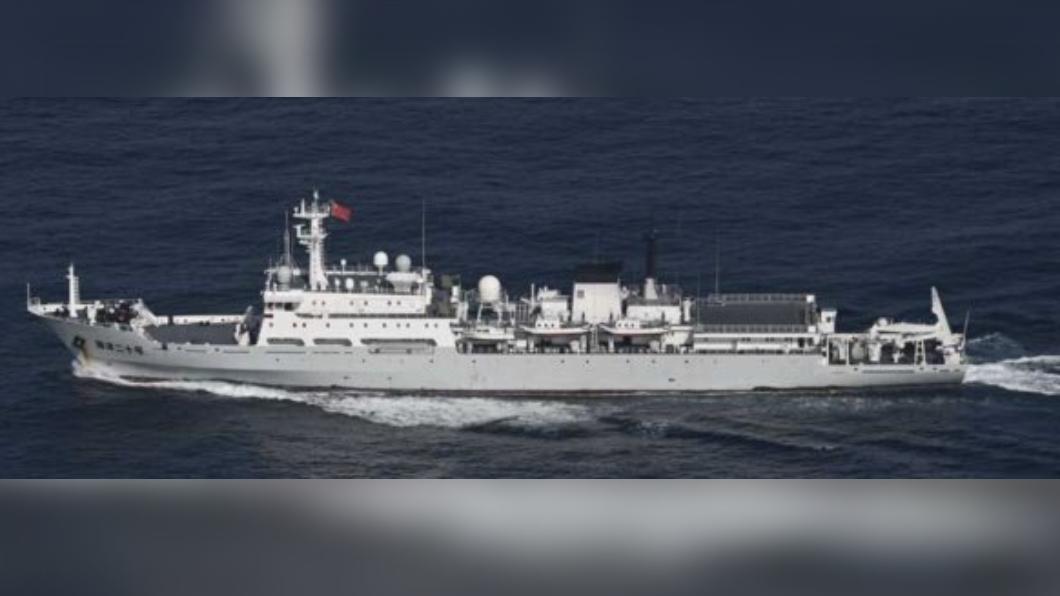 12日凌晨進入日本領海的中國測量船。(圖/翻攝自防衛省推特)