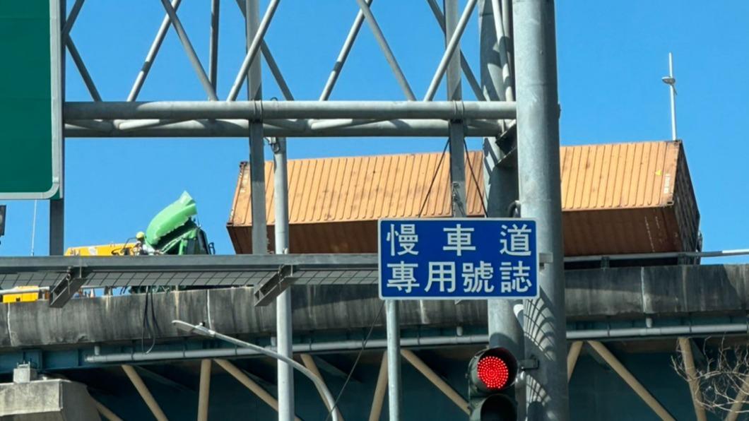 高雄大車擦撞高架護欄!貨櫃險翻搖搖欲墜 駕駛雙腳被夾受困
