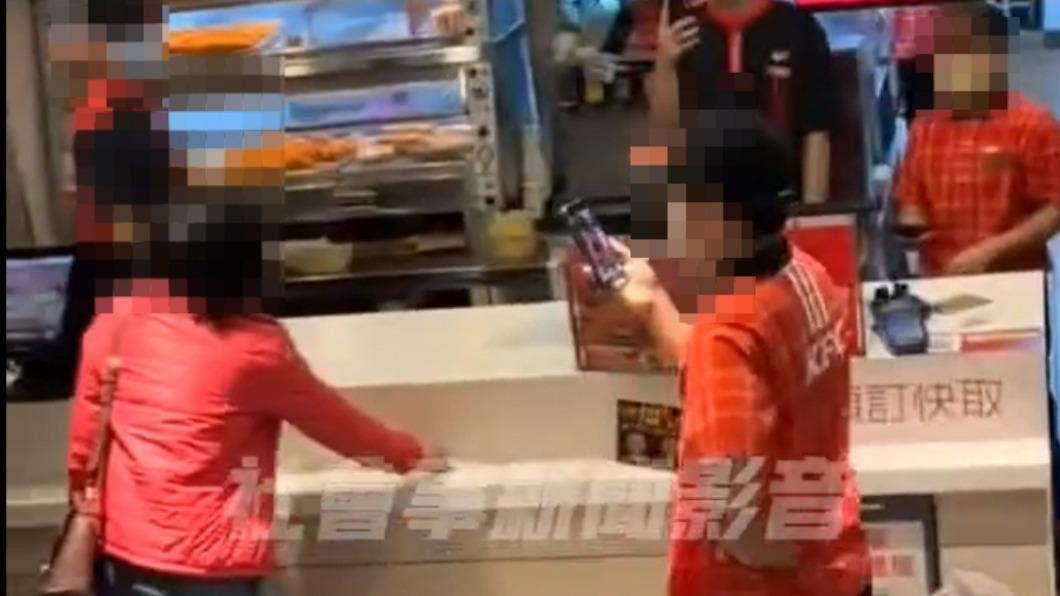 店員也拿起手機錄影。（圖／翻攝自社會事新聞影音）