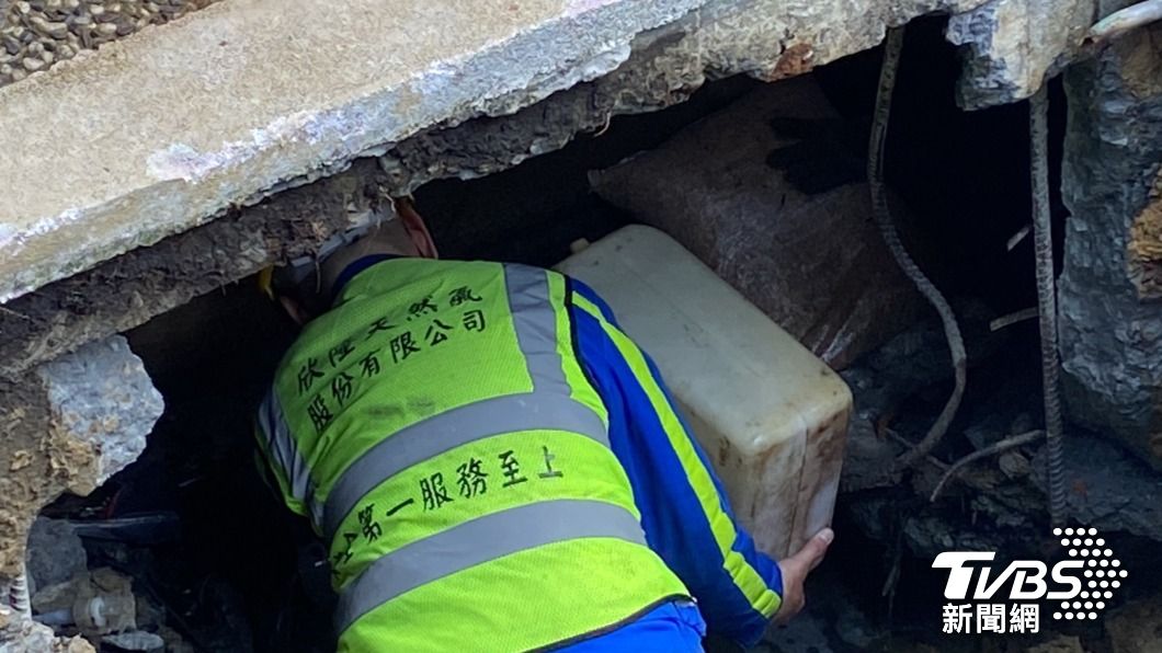 老舊天然瓦斯外洩,燒出了隱憂,對於基隆全市還有多少類似的老舊管線,瓦斯公司也是一問三不知 (圖/TVBS)
