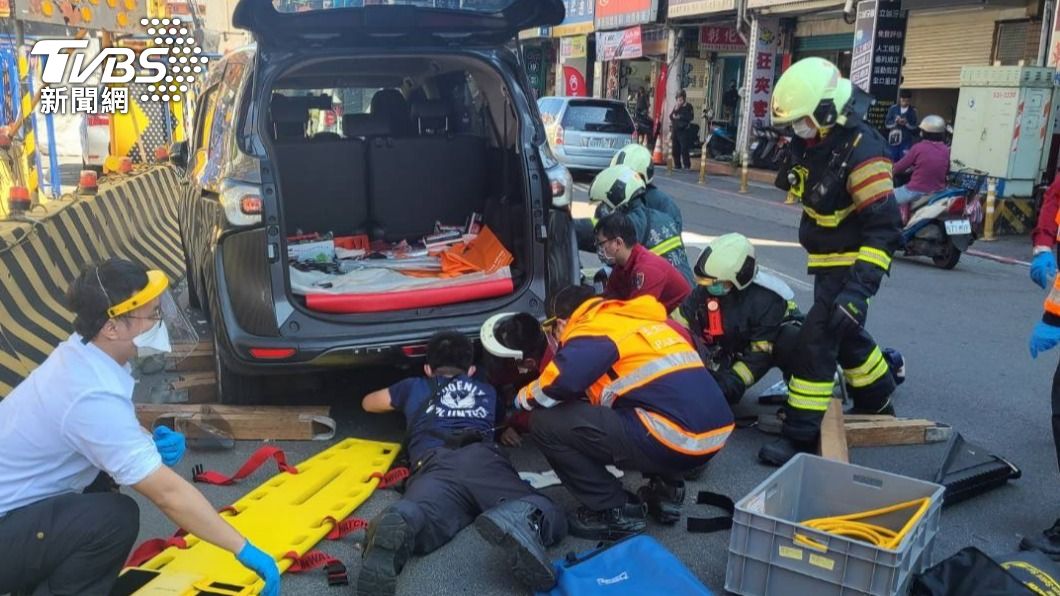 休旅車突失控!撞公車再衝機車停車格 騎士卡車底傷重亡