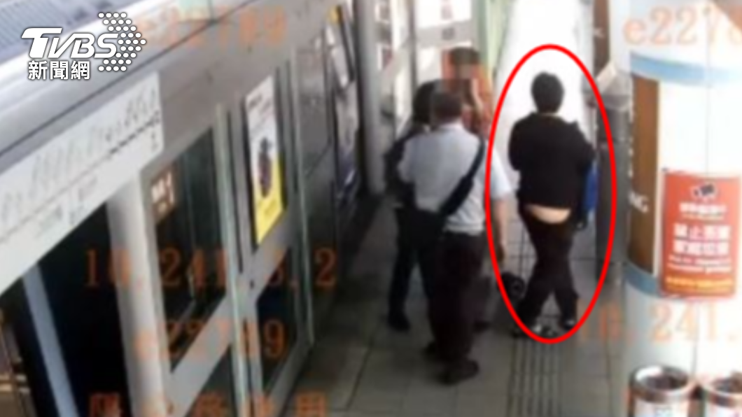 畫面曝光就是他!遭地方媽媽的嬰兒車壓腳 男大生捷運抓頭勒脖