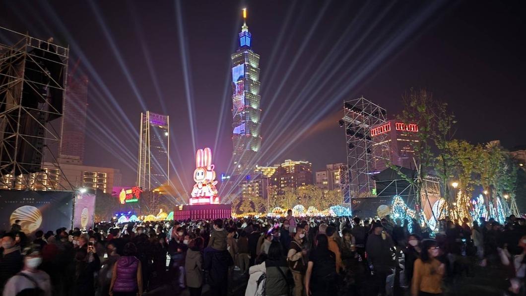 2023台灣燈會昨(11)日四大展區加上12行政燈區參觀人數單日突破百萬。(圖/北市觀傳局提供)