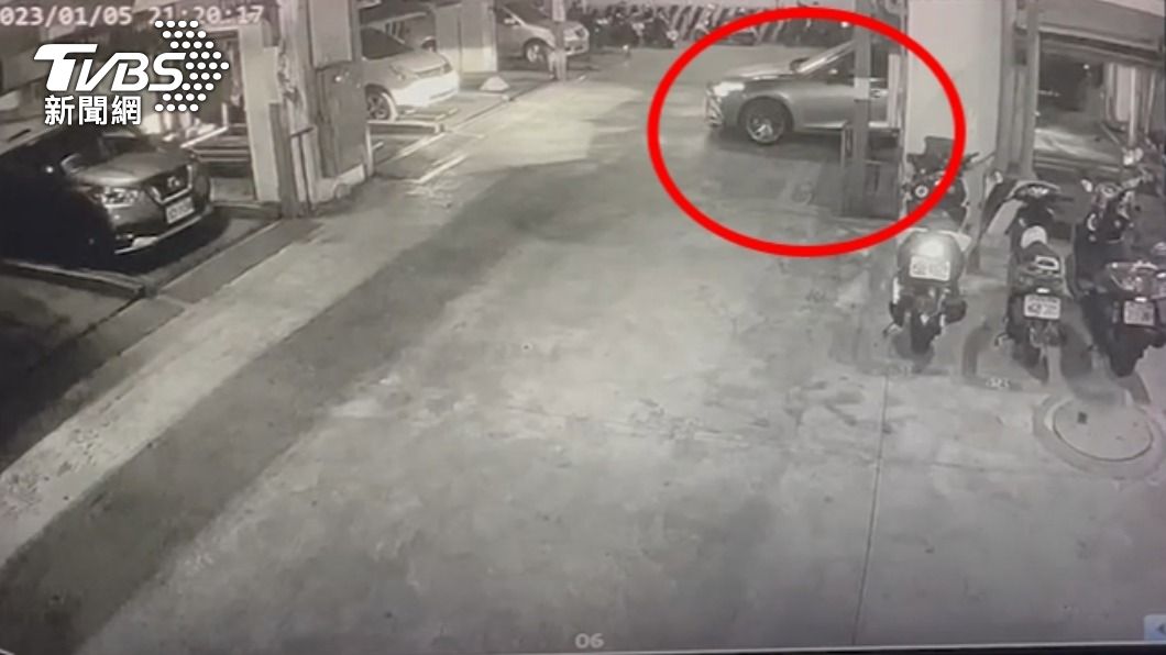 劉女將車停進車位。(圖/TVBS)