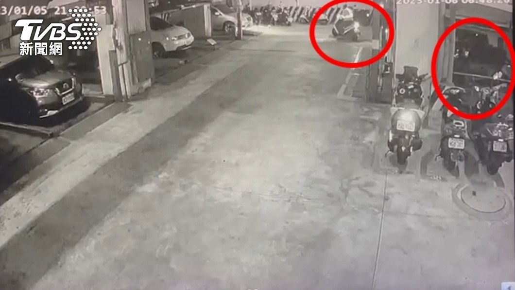 蘇男經過按下按鈕。(圖/TVBS)