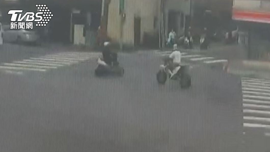 兩車對撞後雙雙彈飛受傷。(圖/TVBS)