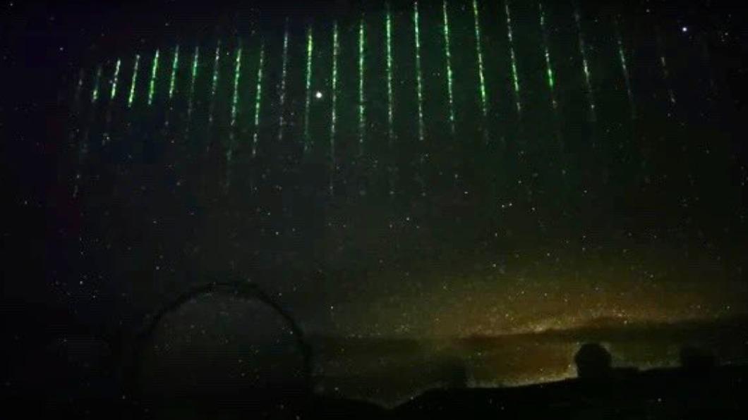 夏威夷夜空突降詭異綠色光束　專家：疑來自中國大陸衛星