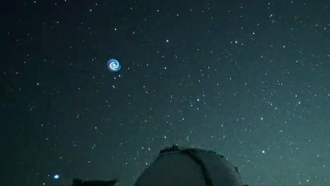 夏威夷夜空1月初也曾出現一個神祕藍色漩渦,經證實為SpaceX獵鷹9號運載火箭(Falcon 9)產生的。(圖/翻攝自《紐約郵報》)