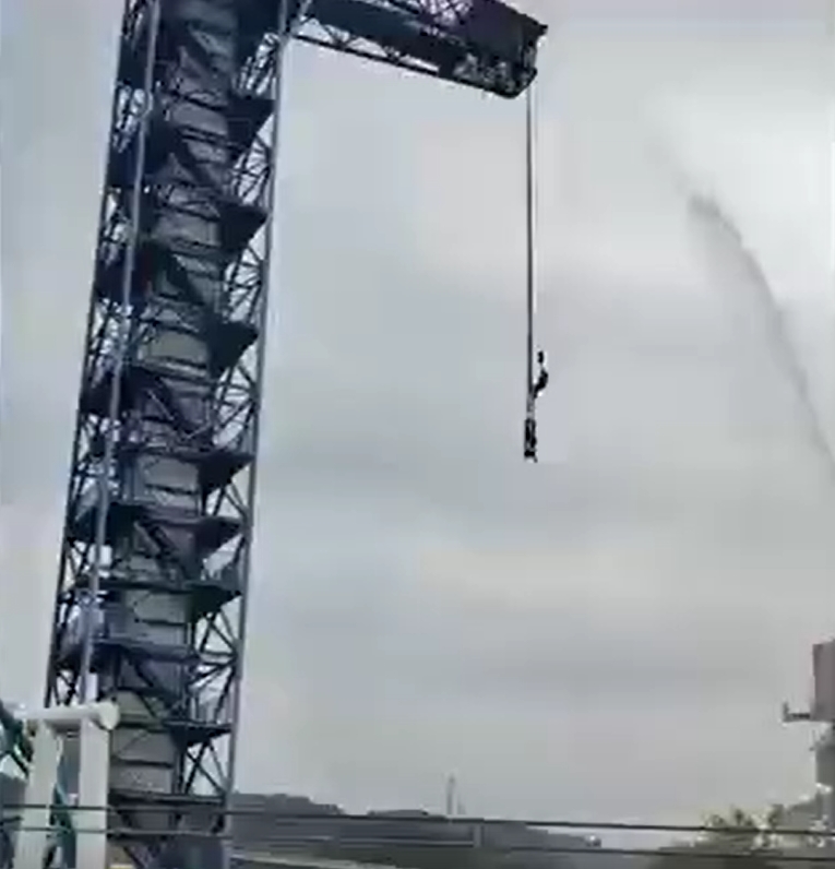 兩人就這樣卡在空中。(圖/翻攝自微博)
