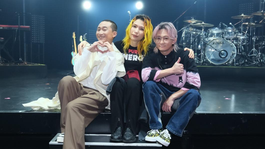 惠婷（左）和浩子甜膩合唱〈一條美妙的歌〉。（圖／相信音樂提供）