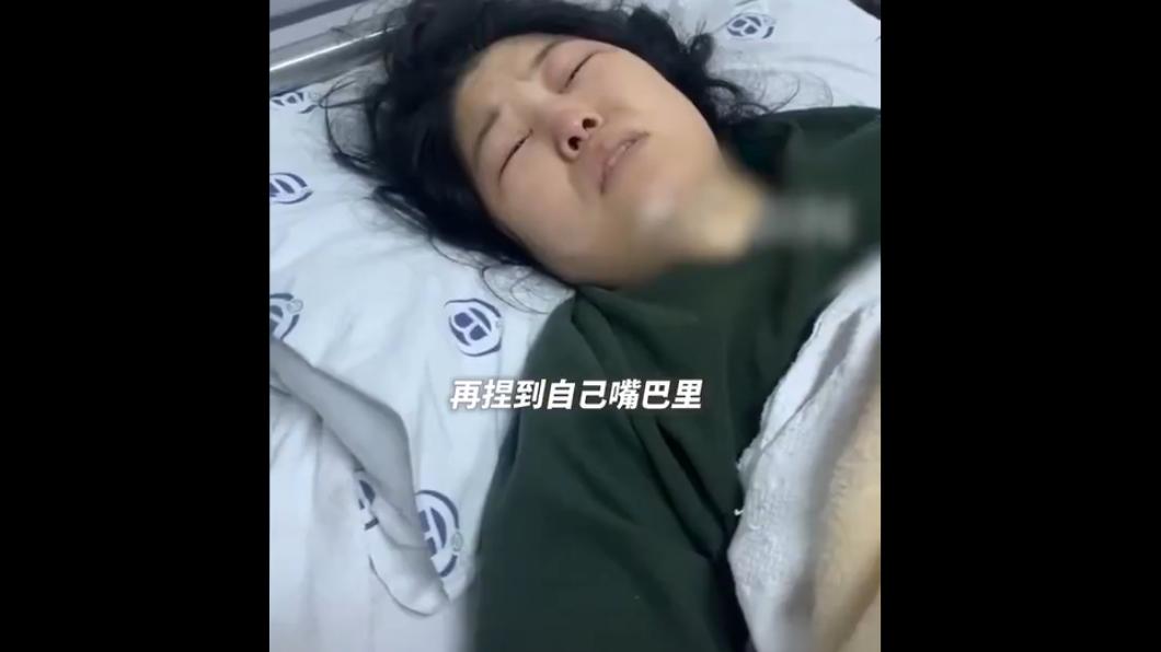 趙咪表示,自己靠著用衛生紙吸雨水來喝來讓意識保持清醒,等待救援。(圖/翻攝自澎湃新聞微博)