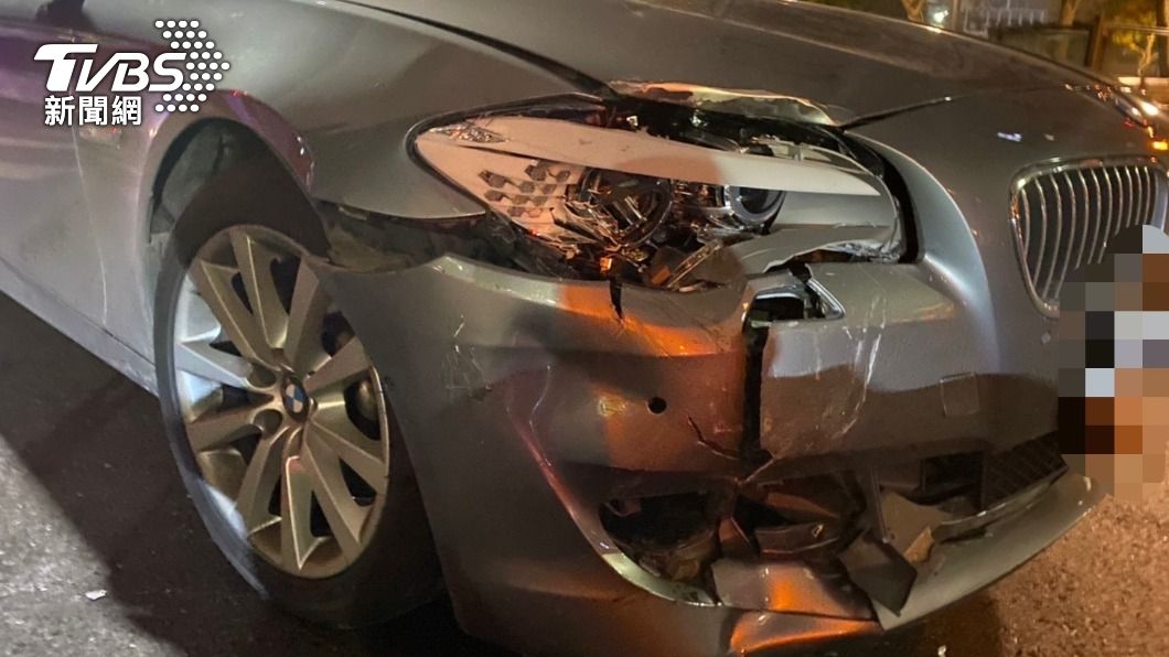 BMW車頭毀損。(圖/TVBS)
