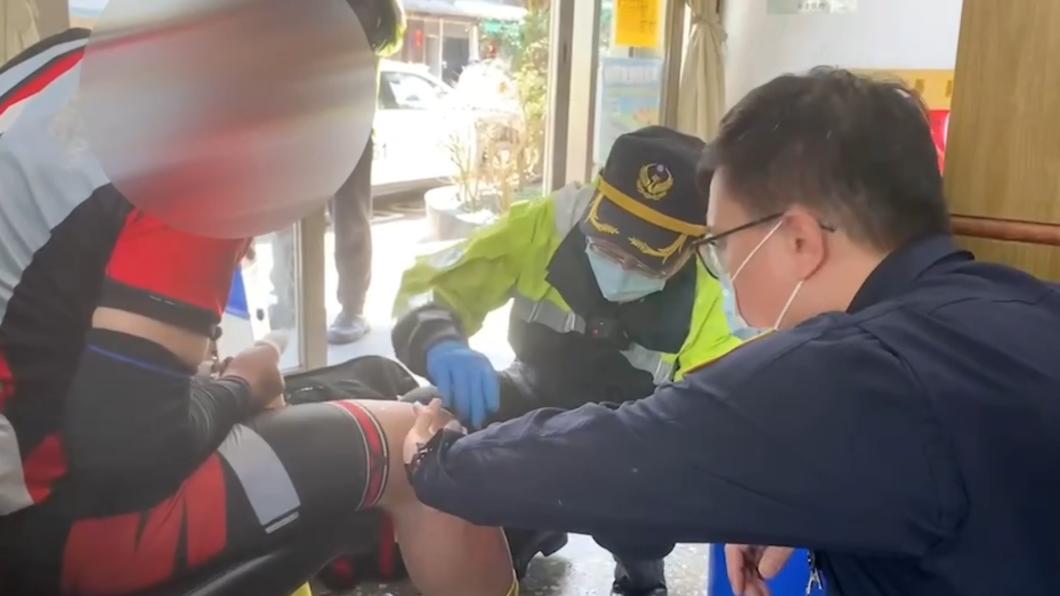 日籍男子騎單車遊福隆 摔車不知所措 還好遇到了警察