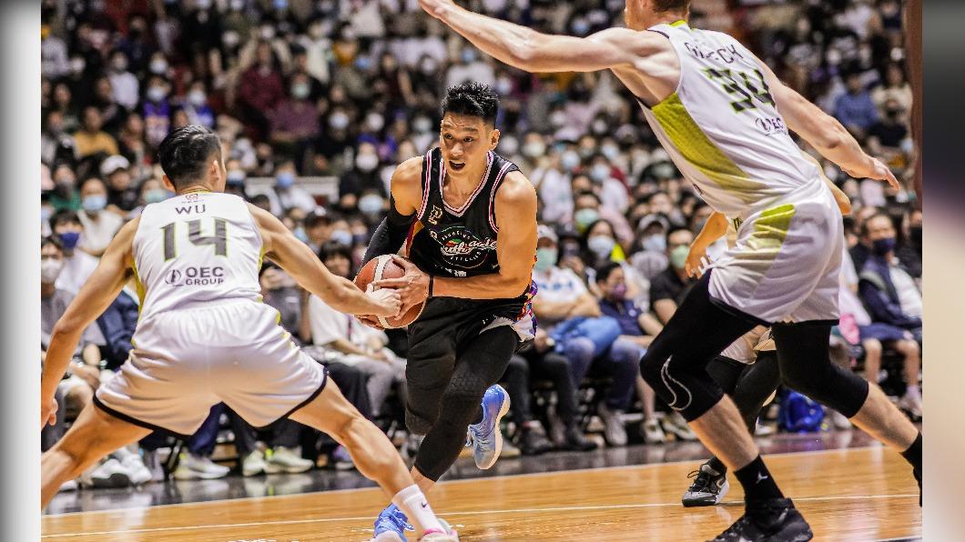 全場高喊MVP!林書豪首秀就繳「雙十」 鋼鐵人終止4連敗