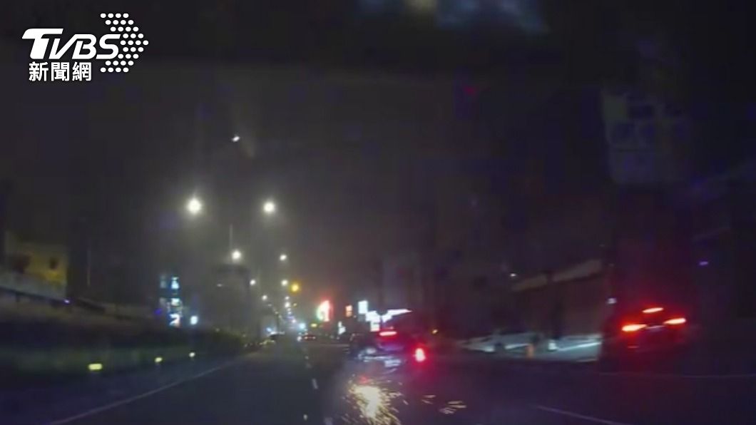 玩命關頭桃園版!通緝犯打滑爆胎 車變風火輪還繼續逃