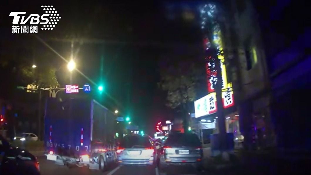 鄭嫌狂鑽車縫。（圖／TVBS）