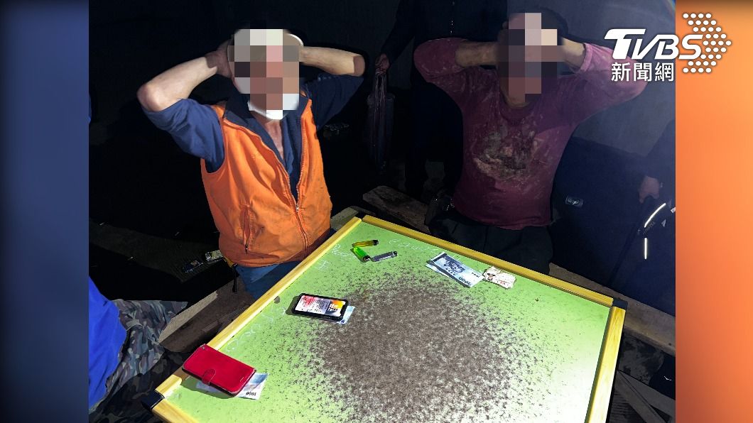 警方查獲5名賭客，查扣天九牌一副及賭資新臺幣1萬元。