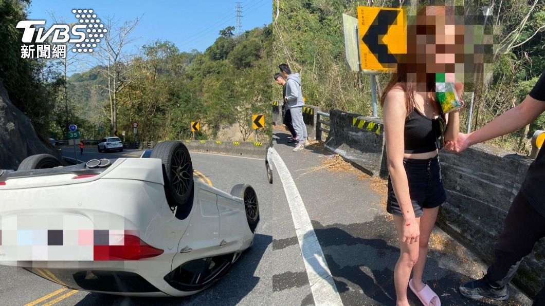 阿里山公路自撞!愛車四輪朝天 熱褲女站路邊喝綠茶壓驚