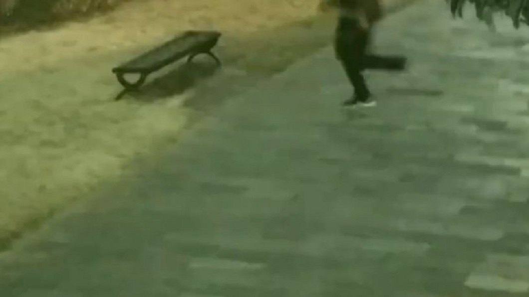 當時現場監視器拍下男子躲避酒測跑給警方追的畫面。(圖/翻攝自微博)