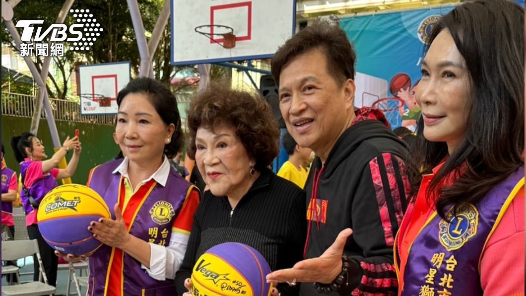 周遊(左2)讚老公李朝永打不還手、罵不還口,夫妻鶼鰈情深。(圖/羅子欣攝)