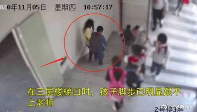 男童走樓梯時搖搖晃晃，重摔後陷入昏迷。（圖／翻攝自微博）