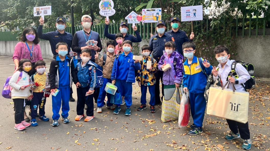 板橋分局警方趁機向學童們宣導安全知識,與小童們開心合影。(圖/TVBS)