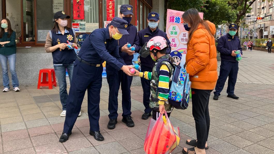 三重分局長張國哲拿出小禮物送給學童,趁機宣導交通安全知識。(圖/TVBS)