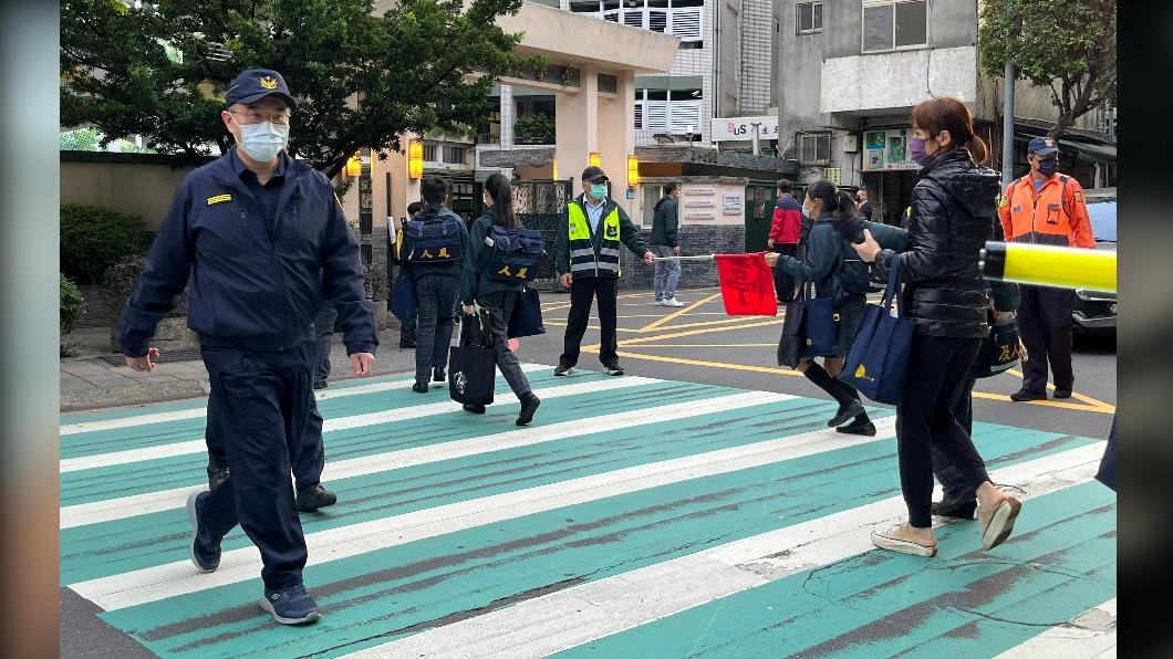 永和分局在轄區國小周遭執行「護童專案」。(圖/TVBS)