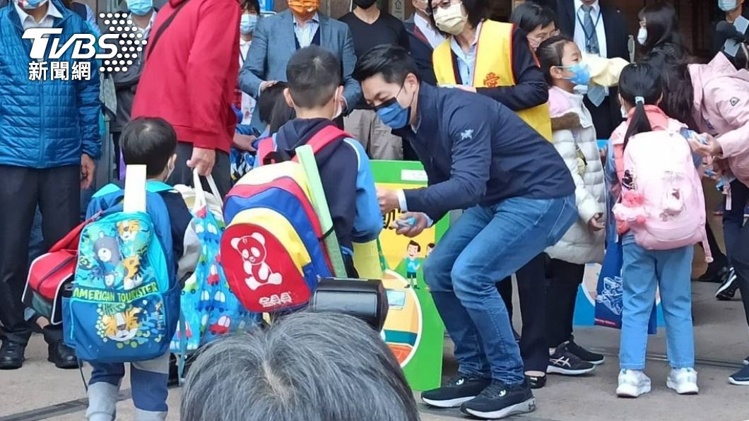 開學啦!蔣萬安赴松山國小 警加強宣導交通安全、反詐騙