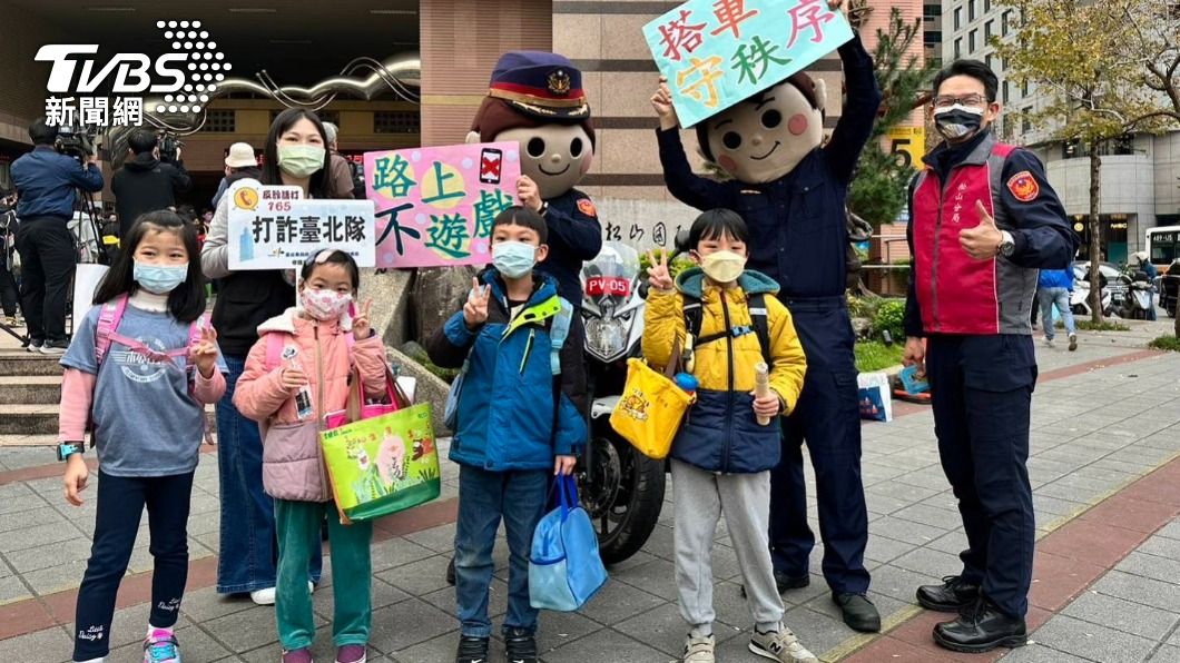 松山警宣導交安。(圖/TVBS)