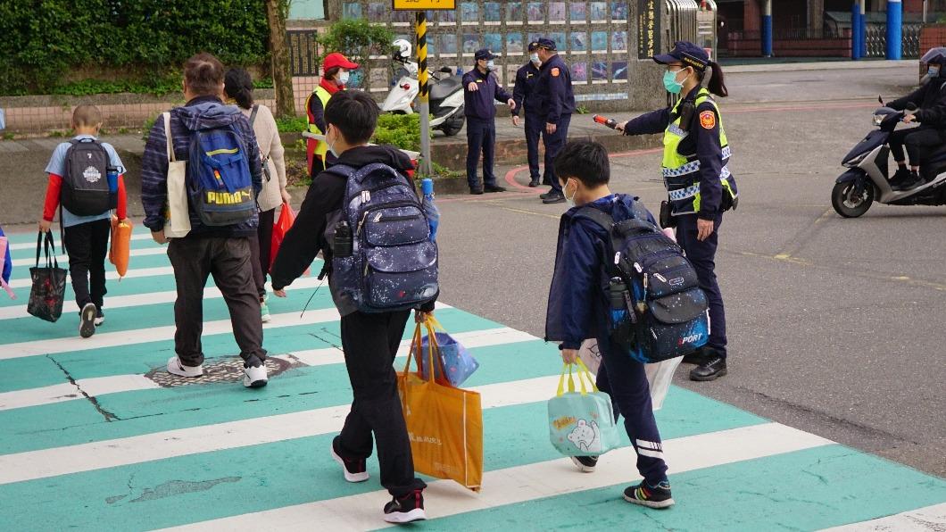 汐止警分局總動員,在車流眾多的國小周遭執行護童專案。(圖/TVBS)