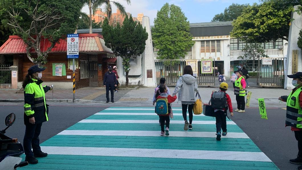 樹林警方在路口協助學童們過馬路。(圖/TVBS)